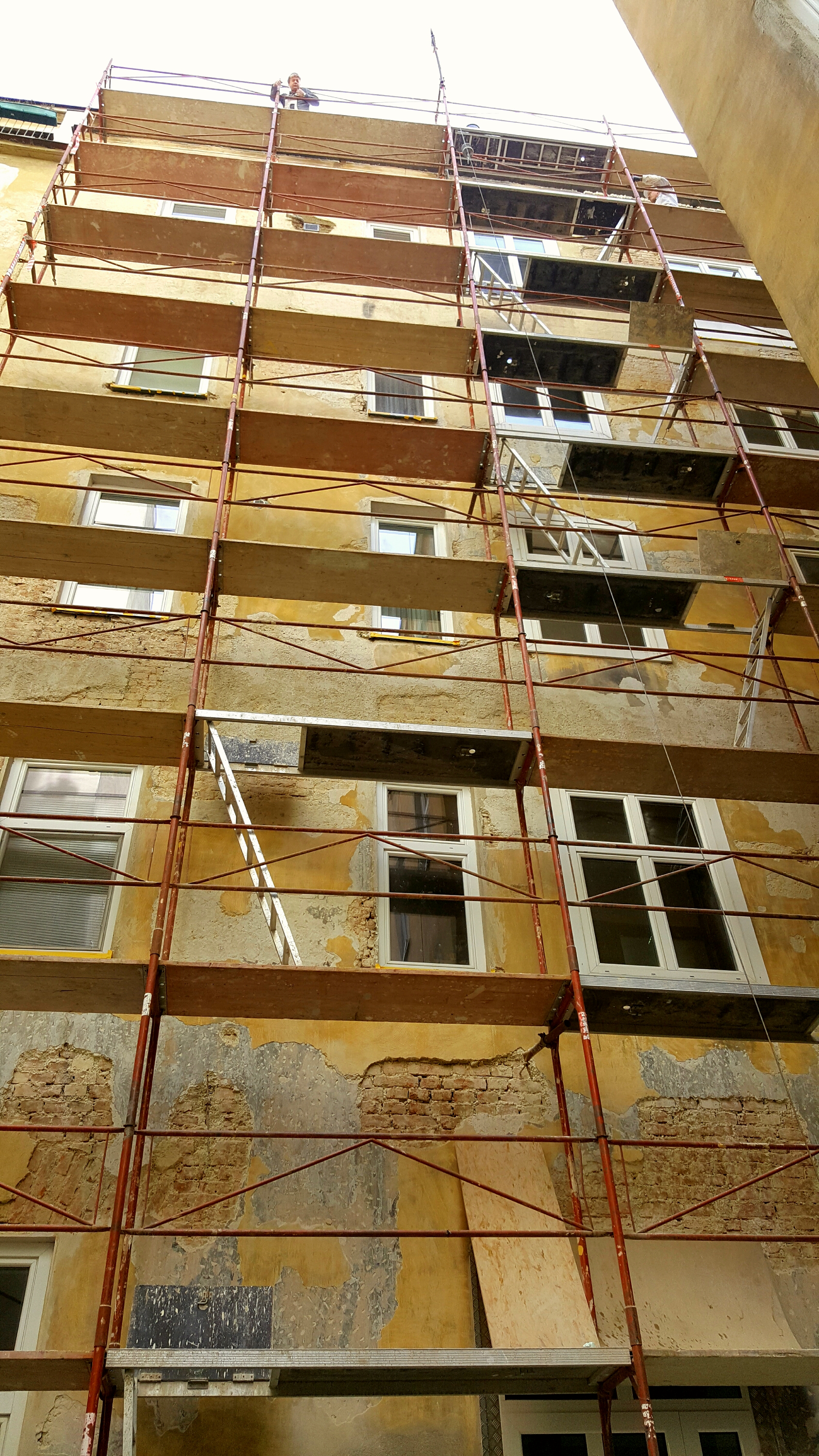 Bild einer Fassade während der Renovierung